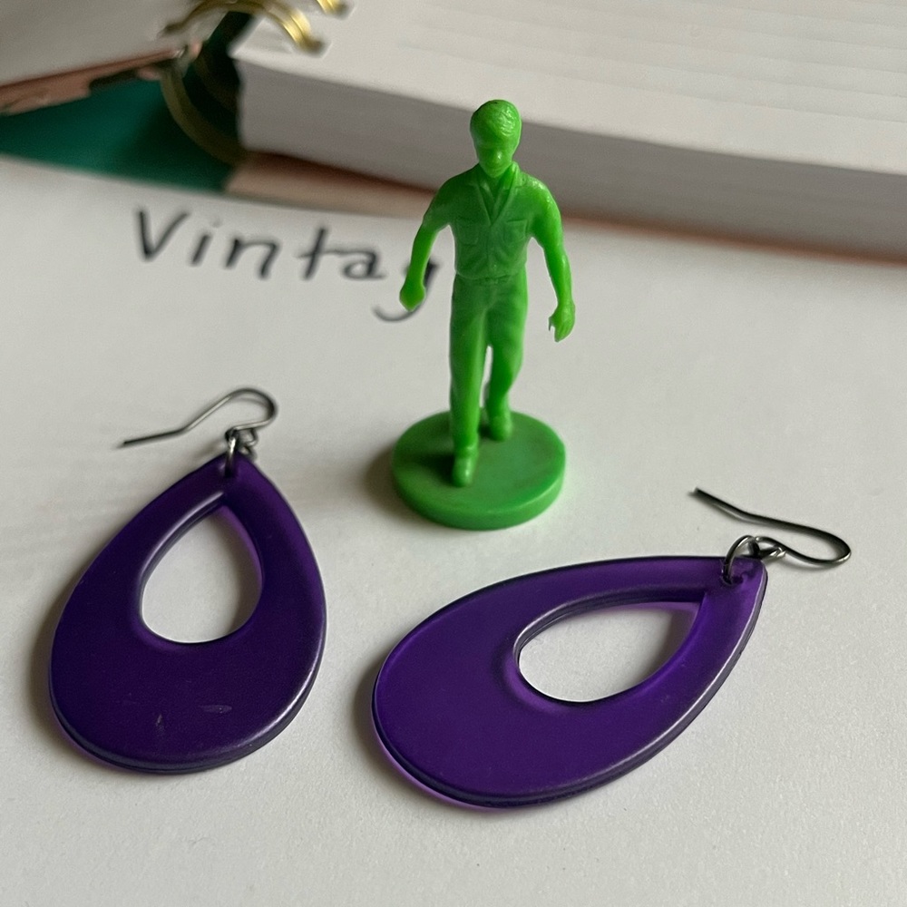 Vintage ~ 70’s Purple Oval Shape Plastic Acrylic Drop Earrings